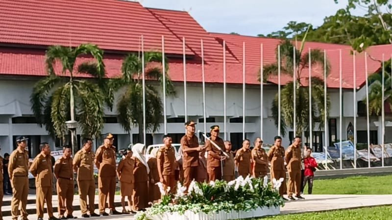 Bupati dan Wakil Bupati Barito Selatan saat memimpin apel besar gabungan pemerintah kabupaten (foto: BorneoToday/HBI)
