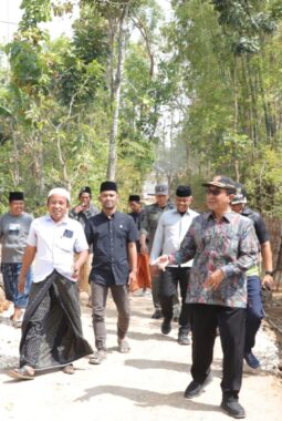 Semangat Gotong Royong Warga Campor Disambut Kunjungan dan Bantuan Pribadi Bupati Pamekasan