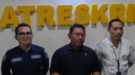 *FOTO:* Kasatreskrim Polres Pamekasan AKP Yoyok Hardiyanto (tengah) didampingi Kasi Humas IPDA Yoni Evan Pratama (kiri) saat memberikan keterangan pers terkait penangkapan pelaku kekerasan seksual terhadap anak di Mapolres Pamekasan, Kamis (20/8/2026).