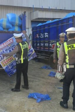 Tetesan Air Garam Picu Jalan Licin, Satlantas Polres Pamekasan Tertibkan Angkutan di Pademawu