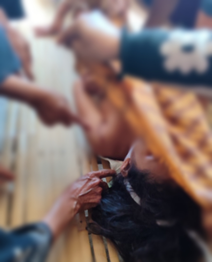 FOTO: Warga dan petugas mengevakuasi korban anak di Dusun Karang Dalem, Desa Pademawu Barat, Pamekasan, Senin (17/8/2026). Korban diduga menjadi korban tindak pidana yang pelakunya sudah diamankan Polres Pamekasan.