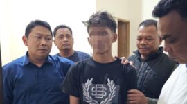 Foto :
Tim URC Satreskrim Polres Pamekasan mengamankan terduga pelaku penganiayaan berat berinisial CAF di wilayah Kecamatan Tlanakan, Kabupaten Pamekasan. Pelaku diamankan dengan tangan terborgol dan kini telah berada di Mapolres Pamekasan untuk proses hukum lebih lanjut, Selasa (18/8)
