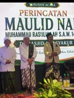 Gema Sholawat dan Santunan Anak Yatim Warnai Maulid Nabi di Masjid Asy-Syakur Pamekasan