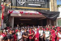 Dok Foto :Jajaran manajemen Central 88 Gold & Jewellery berfoto bersama di depan gerai saat grand opening di Pamekasan, Minggu (30/8/2026). Ribuan warga tampak memadati lokasi kegiatan Jalan-Jalan Sehat (JJS) yang diikuti sekitar 36 ribu peserta.