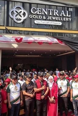Lautan Manusia di Arek Lancor! 36 Ribu Warga Tumpah Ruah Ramaikan Grand Opening Central 88 Gold Jewellery