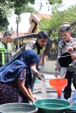 Satlantas Polres Gresik Salurkan Bantuan Air Bersih untuk Warga Desa Pandanan