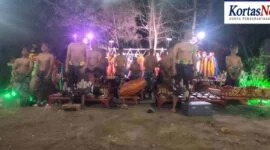 Foto :
Para penari dan pemusik binaan Sanggar Seni Makan Ati bersiap tampil dalam pagelaran "Aksara Pati"di Lapangan Seni, Kel. Bugih, Kec. Kota Pamekasan, Sabtu malam (12/9/2026). Dengan kostum adat dan diiringi gamelan khas Madura, mereka menjadi bagian dari upaya pelestarian Tayub Madura pada peringatan HUT ke-28 sanggar.