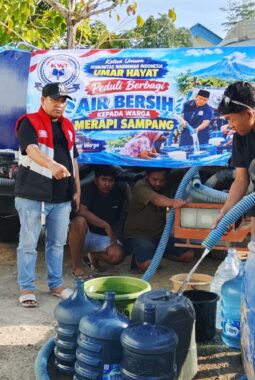 Pulang ke Kampung Kelahiran, Ketua KWI Umar Hayat Salurkan Air Bersih untuk Warga Merapi Sampang