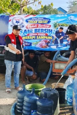 Pulang ke Kampung Kelahiran, Ketua KWI Umar Hayat Salurkan Air Bersih untuk Warga Merapi Sampang
